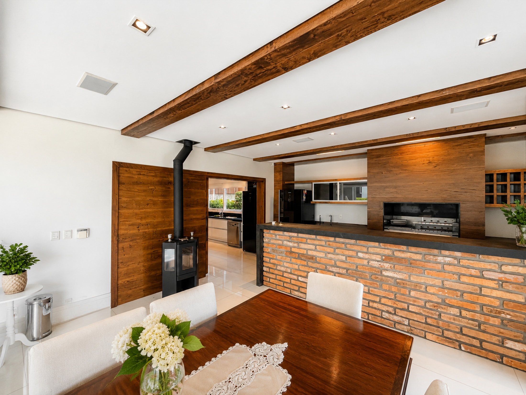 Sala de jantar com lareira e vigas