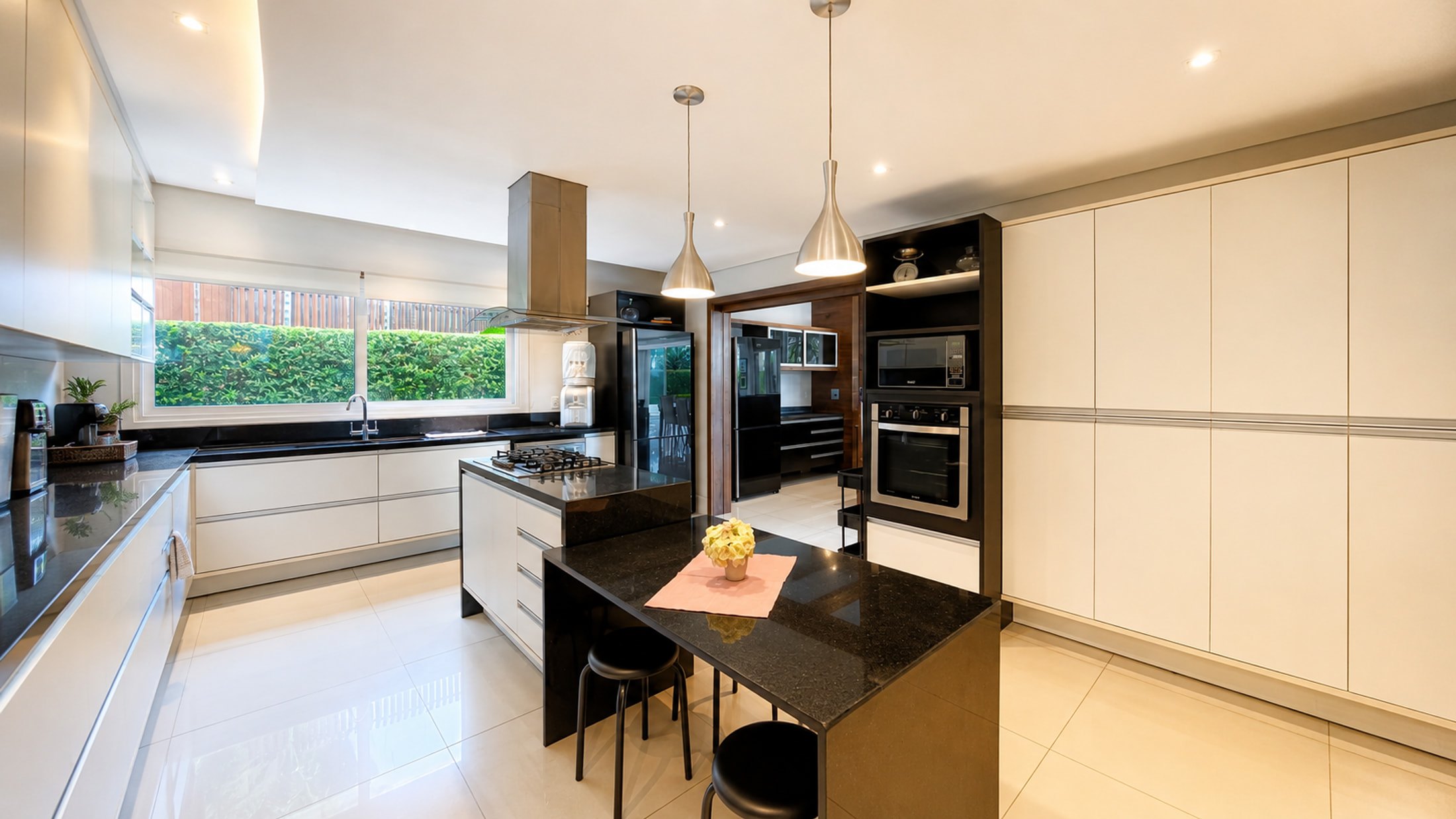 Cozinha com ilha e cooktop