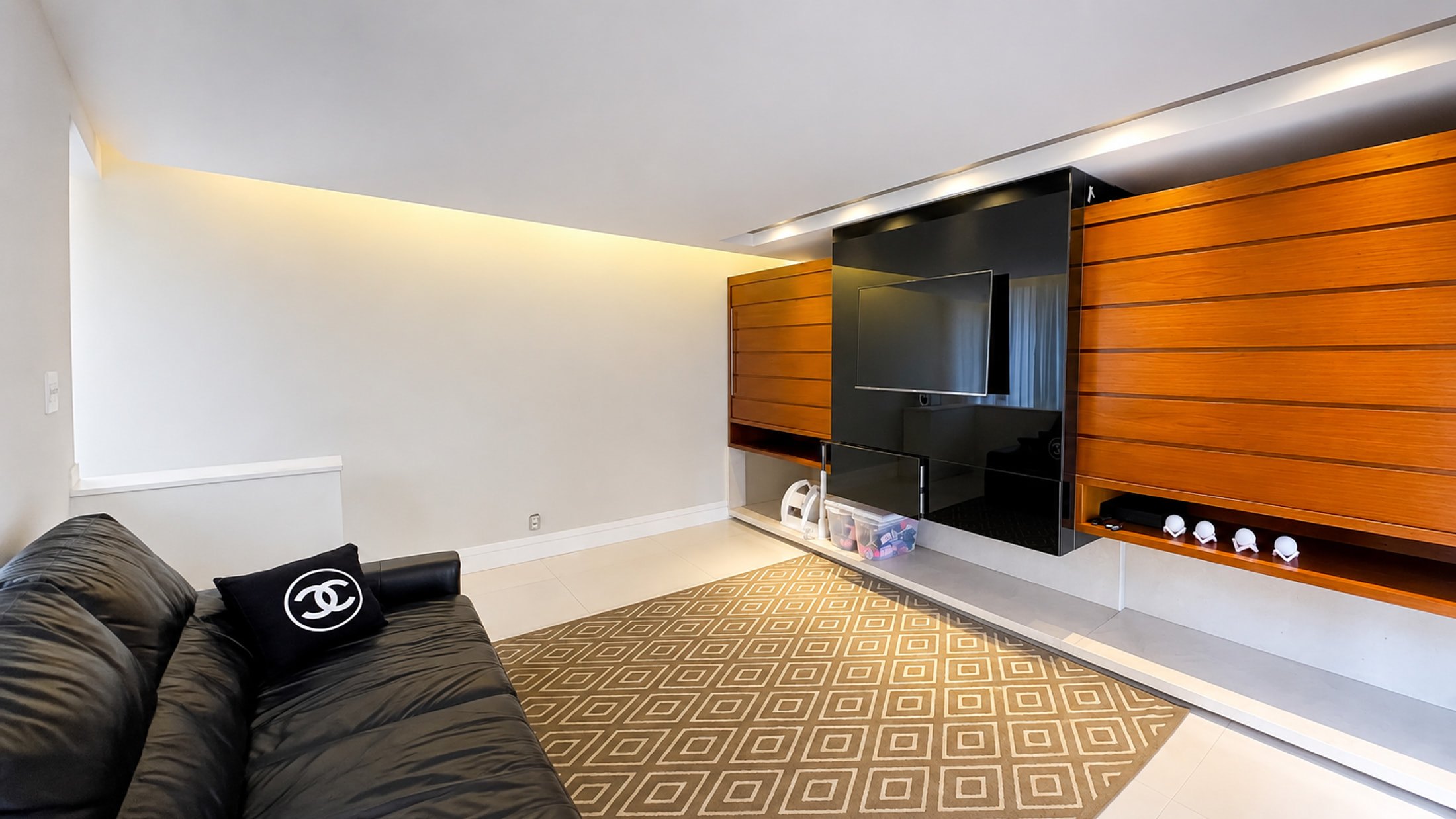 Home theater com painel ripado